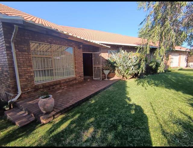 4 BEDROOM HOUSE FOR SALE IN PRIMROSE EAST